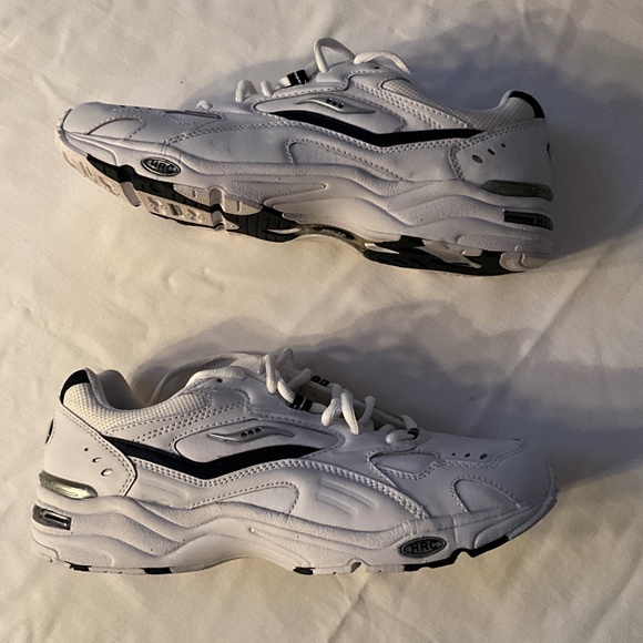 NIB SAUCONY Grid Motion 4 Leather Sneakers Size 10 White/Navy - Picture 5 of 13